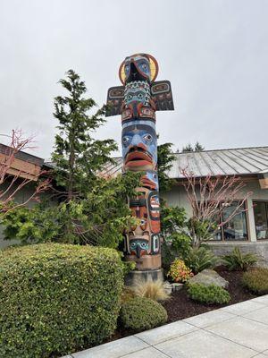 Very clean rest area with very clean bathrooms. They have a huge variety of sandwiches and other items at the store.