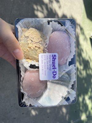 Mochi: kinako, yomogi, pink tsubu, pink white