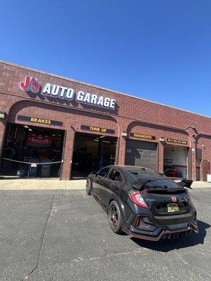 Honda civic type r come in for a Oil change service