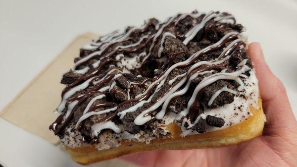 Cookies and Cream doughnut: Big, dense doughtnut!