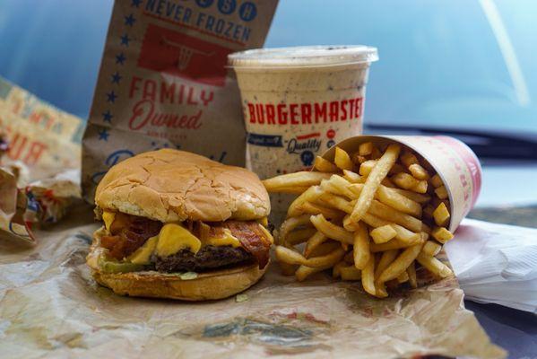 Baconmaster, Oreo Shake and Fries - IG: @nelson_eats