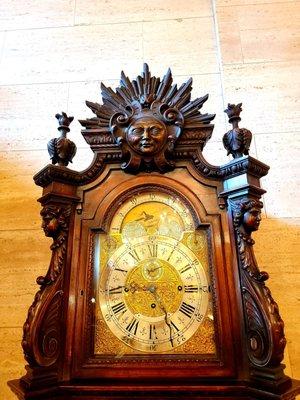 Horloge (clock) in the lobby