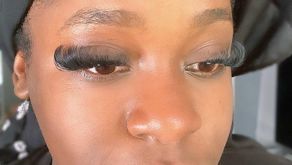 Cat eye look can be done with a light hybrid or full volume