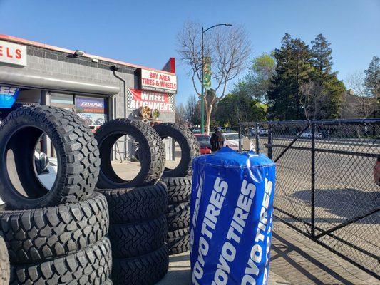 Turn into "Bay Area Tire & Wheels", since there's no separate sign or indication of Bayfair Star Smog from the outside street.