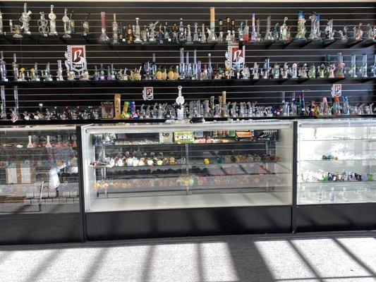 Come down to MidTown Smoke & Vape to check out our huge selection of glass art! And be amazed by the prices!