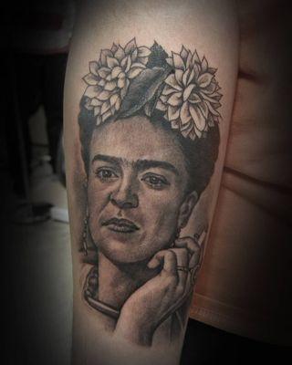 Frida Kahlo portrait tattoo by Axi Goregots