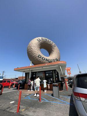 Walk up Entrance & Drive Thru too. Randy's GINORMOUS 32 foot round Donut Sculpture It's Programatic Architecture & an LA icon since 1952