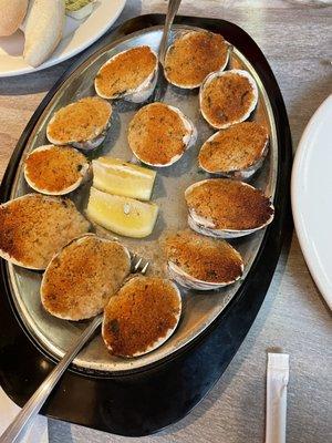 Baked clams .