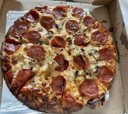 Cheese, pepperoni and mushroom pizza flavorless and tasted like cardboard.  Not close to Alexandria Bay