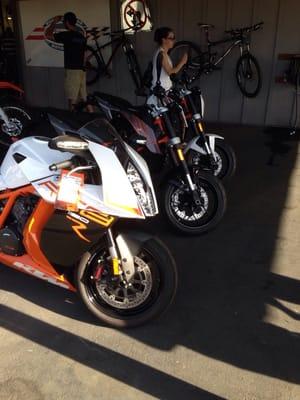 Super dukes and an rc8 1190cc super bike.