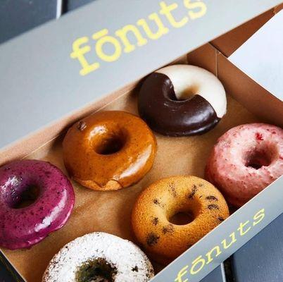 Half dozen box of fonuts