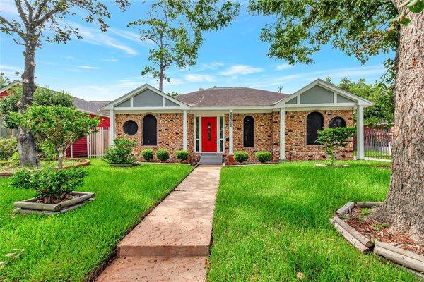 Explore this stunning home in Houston. Your dream home awaits you here!