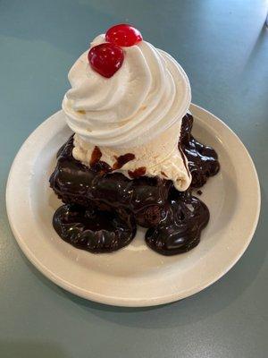 Brownie hot fudge sundae