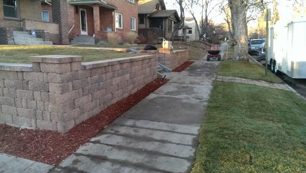 Block retaining walls with decorative columns