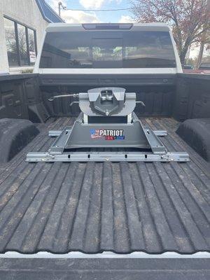 Fifth wheel hitch