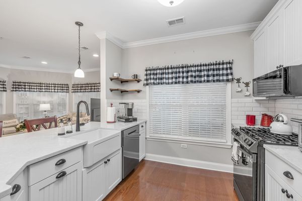 BEAUTIFUL QUARTZ COUNTERTOPS WITH FARMHOUSE SINK