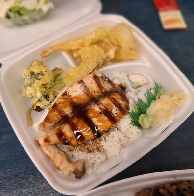 Salmon Box ( Comes w/ Tempura and Cali Roll)