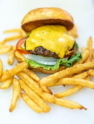 The classic!
Charbroiled housemade burger, cheese, lettuce, tomatoes, onions and pickles all on a toasted bun.