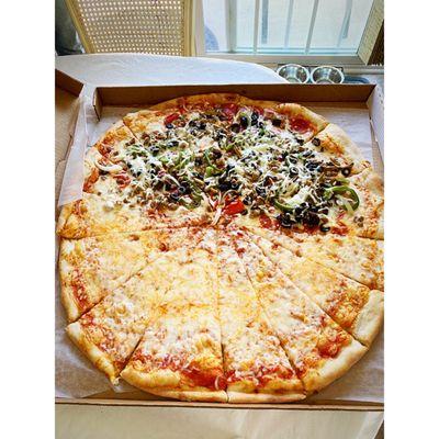 Half veggie half cheese pizza