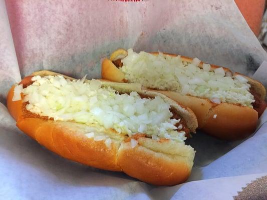 Soft steamed buns with chili, slaw, mustard, and onions.