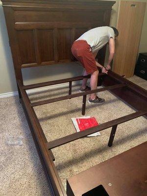 GoShare delivery pro assembling a new bed