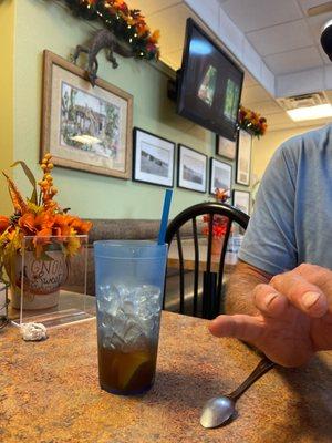 A tv and unsweet tea with lemon (no sweet available).