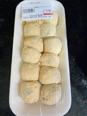 Ssuk gae-tteok (Chrysanthemum/mugwort) rice cake (similar to mochi)