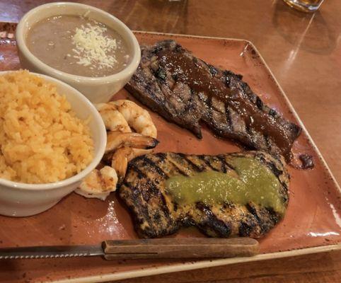 Mixed Grill: includes steak, chicken, and shrimp (bistec, pollo, camarones). It was absolutely fantastic!