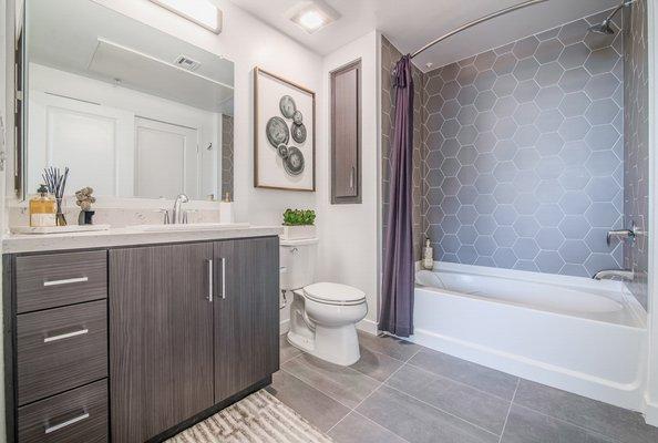 Spacious bathroom with modern finishes.