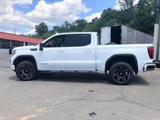 We offer aftermarket accessories like custom wheels and lift kits in Calhoun, GA.