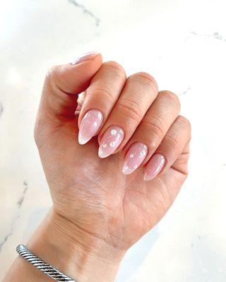 Nails design eith pearl