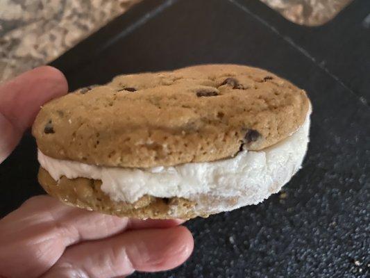 Chocolate chip with cream double cookies