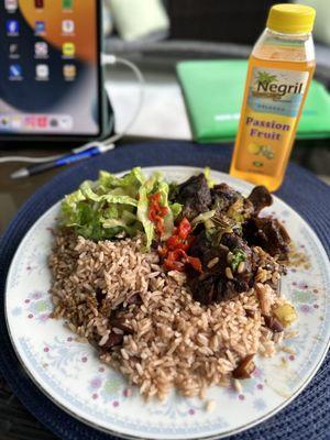 Small oxtail with rice and peas and passion fruit juice. Very tasty.