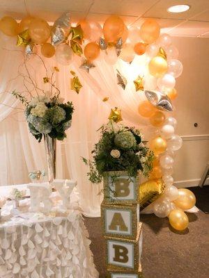 Baby shower. Twinkle twinkle little star theme complete with our balloon garland.