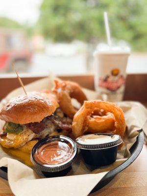 Burger california with onion rings