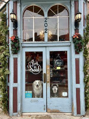 Art N Soul is ALWAYS welcoming well-behaved pets of all shapes and sizes!