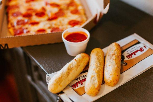 breadsticks with marinara