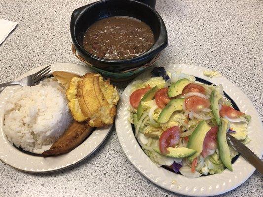 Ensalada, frijoles, platos y yucas fritas