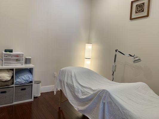 Spacious treatment rooms provide larger personal space, with additional arm rests and extension option.