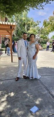 Comprado y no tuvimos ninguna alteración para el traje de mi esposo son unas expertas