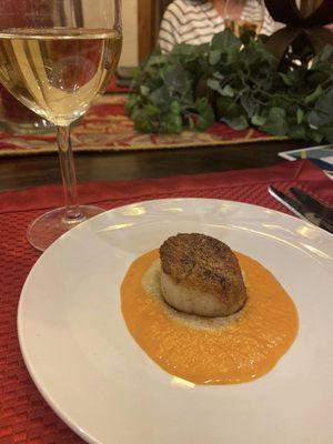 Seared Sea Scallop on fennel-tomato puree was fantastic!