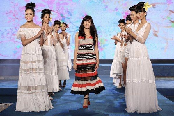 Halena on stage showcasing her designs @ Vietnam Fashion Show 2012.