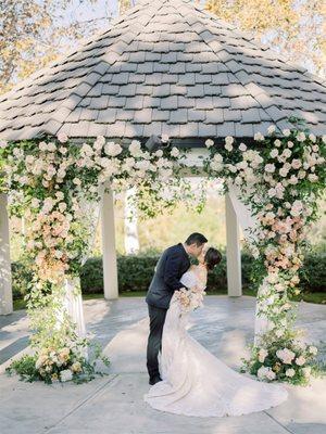 Photo under floral arch