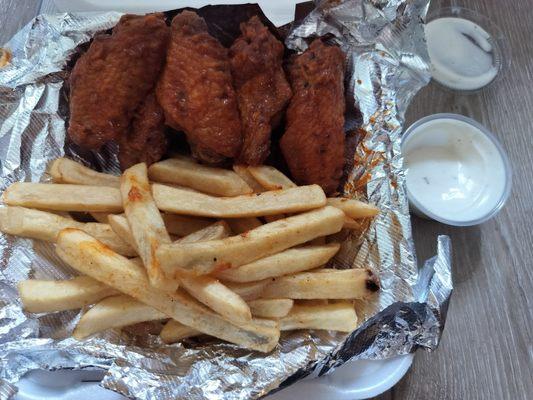 Look at that! 10 deliciously rubbed hot wings, a side of seasoned fries and some ranch for dipping! I could eat here everyday!