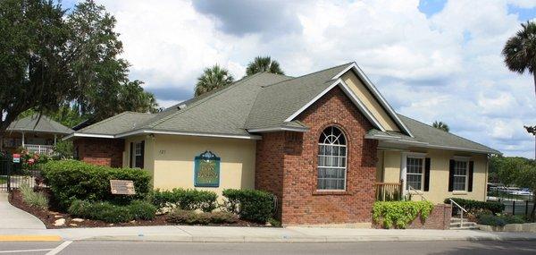 Clubhouse near Edens Lake & Park