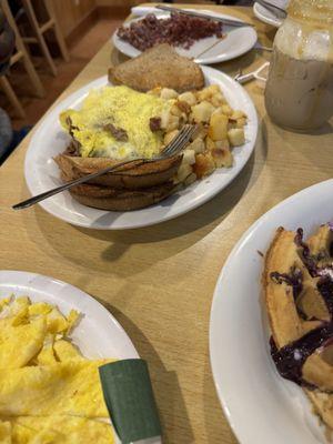 Omelette, hash browns & toast