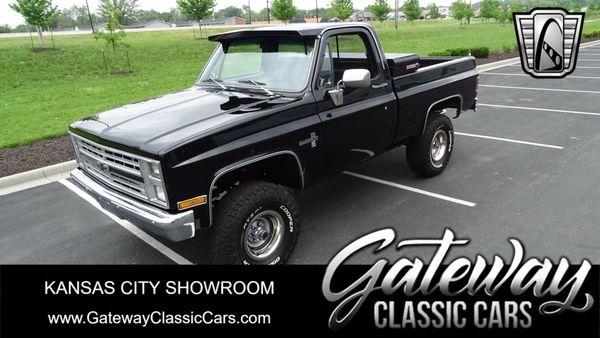 Salvaged 1983 GMC sold as a 1986 clean title Chevy. Cab and frame do not match.