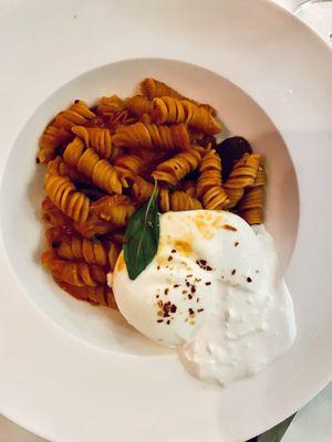 Fusilli, pomodoro, burrata, basil