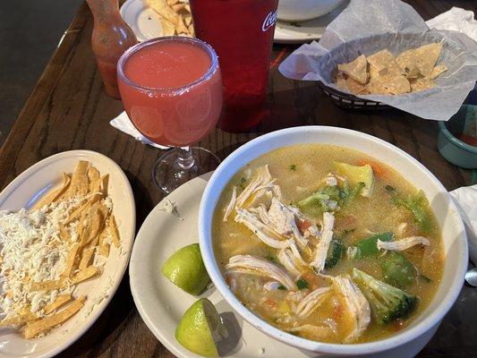 Best tortillas soup they have that best margaritas in town in that waitress is so nice Best mesero Edi we recommend this place 100%