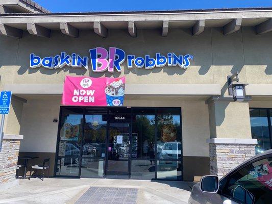 Baskin Robbins front of store